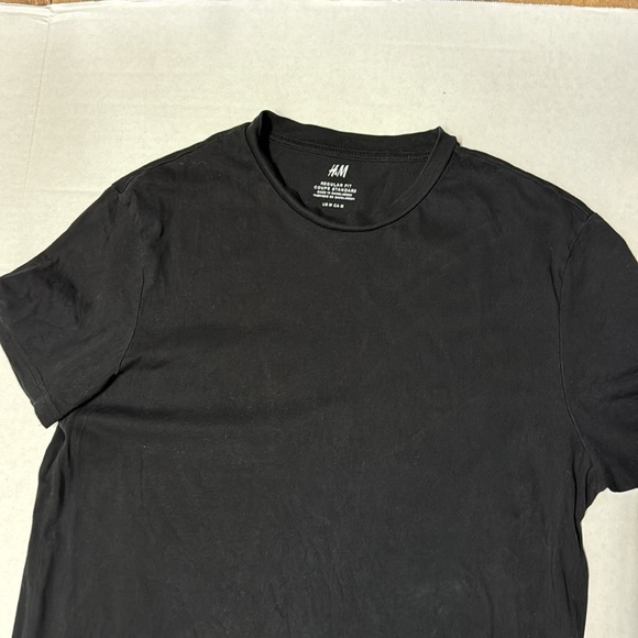 H&M Black Men’s Regular Fit Short Sleeve T-shirt Size Medium - Picture 2 of 4